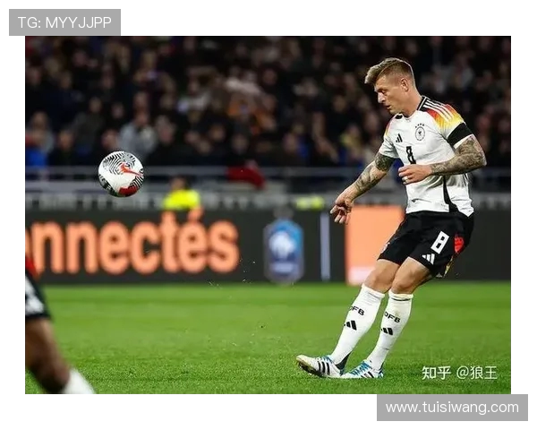 克罗斯在足球世界的影响力与成就分析：从天才少年到传奇中场的成长之路