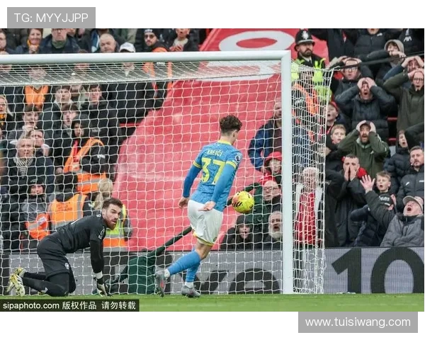 狼队错失良机利物浦门前踢飞引发球迷热议